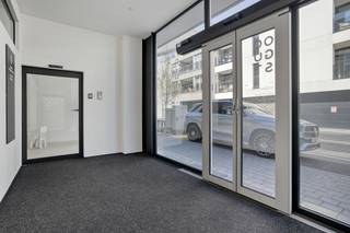 Bent u op zoek naar een uitvalsbasis voor uw medische of paramedische praktijk? In het hart van Maldegem bieden wij moderne, instapklare praktijkruimtes aan binnen een professioneel kader aan de Boudewijn Lippenstraat 15.<br /><br />De ruimtes zijn specifiek ontworpen om zorgverleners een zorgeloze werkomgeving te bieden die rust en professionaliteit uitstraalt.<br /><br />De units zijn flexibel te huren per dagdeel (125€/dagdeel) of op basis van een maandelijkse terbeschikkingstelling. De prijs is inclusief alle essentiële voorzieningen voor een zorgeloze start.<br /><br />* Lasten: Inclusief brandverzekering en onroerende voorheffing.<br />* Inrichting: De ruimtes zijn reeds voorzien van professionele verlichting, klimaatbeheersing en een kwalitatieve afwerking.<br />* Sanitaire voorzieningen: Elke unit beschikt over een eigen lavabomeubel of directe toegang tot wateraansluitingen.<br />* Patiëntenontvangst: Gebruik van de gemeenschappelijke inkomhal met automatische schuifdeuren en wachtfaciliteiten in de brede, lichte gangen.<br /><br />Beschikbare ruimtes: <br />* Ruimte A (27 m²): € 950 per maand.<br />* Ruimte B (50 m²): € 1.345 per maand.<br /><br />Locatie en bereikbaarheid: <br />Het centrum is gunstig gelegen in een modern complex met een uitstekende visibiliteit. Dit zorgt voor een vlotte bereikbaarheid voor patiënten uit Maldegem en de omliggende regio.<br /><br />Neem contact met ons op om de mogelijkheden te bespreken!