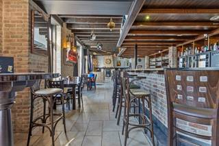 <span><span>Aan de rand van het stadscentrum van <strong>Diksmuide</strong>, stellen we u graag <strong>'Café De Keizershoek'</strong> voor. Deze goed draaiende, gezellige, bruine kroeg wordt gekenmerkt door zijn <strong>warme en uitnodigende sfeer</strong> en wordt op heden enkel geopend op vrijdag, zaterdag en zondag door uitbater Dennis, die sinds 2024 het café nieuw leven in blies. Het café is de ideale uitvalsbasis voor een ontspannen en gezellige middag of avondje uit en staat gekend voor zijn rockmuziek. Het interieur van het café creëert een <strong>volkse, gemoedelijke sfeer</strong> waar iedereen, zowel jong als oud, zich welkom voelt. Eén van de grote voordelen van 'Café De Keizershoek' is de <strong>ruime parkeergelegenheid</strong> achteraan het perceel. <br /><br /><u>De indeling is als volgt:</u><br />Gelijkvloers: <strong>café (ca. 100 m<sup>2</sup>)</strong> met ca. 50 zitplaatsen verdeeld over de grote toog, enkele tafeltjes en de verhoogde zithoek - sanitair klanten - droge kelder - bureel op de voutekamer - afzonderlijke keukenruimte - bijkeuken/voorraadberging.<br />Eerste verdieping: trap- en nachthal - slaapkamer 1 - slaapkamer 2 - <strong>ruime polyvalente ruimte (ca. 45 m<sup>2</sup>) geschikt als woonkamer of extra slaapkamer</strong> - badkamer uitgerust met douche en lavabo - apart toilet - wasplaats/berging.<br />Exterieur: parkeergelegenheid achteraan het perceel - terras - overkapping - <strong>dubbele garage/opslagruimte</strong>.<br /><br />Het handelshuis beschikt over <strong>energielabel E</strong> en een <strong>conform attest van elektrische keuring</strong>. Er wordt verwarmd op <strong>centrale verwarming</strong> op aardgas (privé en zaak hebben elk hun eigen CV-ketel).<br /><br /><u>Enkele troeven:</u></span></span>
<ul>
<li><span><span>Geschikt zowel als <strong>opbrengsteigendom</strong> voor verhuur als voor <strong>eigen uitbating</strong>;</span></span></li>
<li><span><span>Gekend in Diksmuide en omstreken;</span></span></li>
<li><span><span>Meer dan voldoende parkeergelegenheid;</span></span></li>
<li><span><span>Ruime privévertrekken op de eerste verdieping.</span></span></li>
</ul>
<span><span> Wenst u meer informatie of een bezoek ter plaatse? Bel Diksimmo op het nummer <strong>051 50 11 51 </strong>of mail naar <strong>diksmuide@diksimmo.be.</strong></span></span>