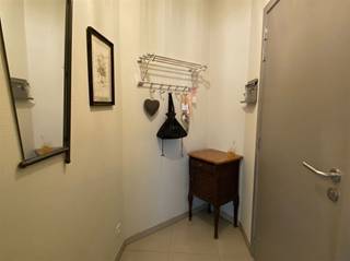 <p>Dit gezellig appartement is ideaal gelegen in het centrum van Aalst, op wandelafstand van winkels, restaurants en andere voorzieningen.</p><p>Het appartement omvat een inkomhal, een lichtrijke leefkeuken, een aparte berging naast de keuken, één slaapkamer en een badkamer met toilet.</p><p>Extra troeven zijn de privatieve kelderberging en twee gemeenschappelijke fietsenbergingen.</p><p>De huurprijs bedraagt €800 per maand + €50 gemeenschappelijke kosten.<br />Beschikbaar vanaf 01/06.</p>