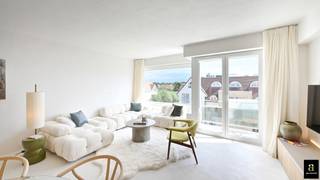 Ontdek dit prachtig gerenoveerde 3-slaapkamerappartement gelegen in het bruisende hart van het Zoute, met zicht op de Kustlaan en de minigolf.Het...