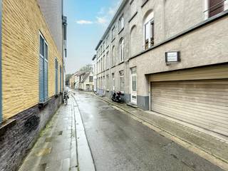 Deze volledig gerenoveerde woning met 3 slaapkamers is gelegen in de Stoppelstraat, een absolute toplocatie in Gent. <br />U woont er rustig, maar toch op een boogscheut van hartje Gent en op wandelafstand van alle nodige faciliteiten zoals drink- en eetgelegenheden, winkels en openbaar vervoer.<br /><br />Indeling van de woning:<br />inkomhal - leefruimte - volledig geïnstalleerde keuken - badkamer <br />slaapkamer 1 - slaapkamer 2- slaapkamer 3 - bergruimte.<br /><br />De woning is beschikbaar vanaf 15/12/2026.