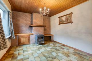 Ruime gezinswoning met tal van mogelijkheden op toplocatie in Bottelare
Ben je op zoek naar een ruime woning met een uitstekende ligging én volop potentieel? Dan is deze halfopen bebouwing in het hart van Bottelare zeker een bezoek waard. Hier woon je in alle rust, terwijl winkels, scholen, openbaar vervoer en andere dagelijkse voorzieningen zich op wandelafstand bevinden.
Bij het betreden van de woning kom je terecht in de gezellige leefruimte, die naadloos aansluit op de ruime leefkeuken. Vanuit de keuken heb je directe toegang tot het terras, waardoor binnen- en buitenleven mooi in elkaar overvloeien. Verder beschikt het gelijkvloers over een praktische bijkeuken/wasruimte en een badkamer.
Op de eerste verdieping bevinden zich maar liefst vier volwaardige slaapkamers, ideaal voor grote gezinnen of wie nood heeft aan een thuisbureau, hobbyruimte of logeerkamer. Daarnaast zijn er nog een kelder en een zolder aanwezig, die extra opslagmogelijkheden bieden.
Buiten wordt de ruimte pas echt duidelijk. De ruime oprit loopt door tot achteraan het perceel en biedt toegang tot twee garages en verschillende tuinbergingen. Hierdoor is deze eigendom uitermate geschikt voor zelfstandigen, hobbyisten of verzamelaars. 
Deze woning biedt een stevige basis en tal van mogelijkheden om ze verder naar eigen smaak te moderniseren. Een ideale opportuniteit voor wie op zoek is naar een ruime gezinswoning met karakter, veel potentieel en een uitstekende ligging.
Troeven:
•	Centrale ligging in het hart van Bottelare 
•	Halfopen bebouwing met veel ruimte 
•	4 volwaardige slaapkamers 
•	Ruime oprit met garages en meerdere tuinbergingen 
•	Ideaal renovatie- en opfrissingsproject met enorm potentieel 

Een woning met ruimte, mogelijkheden en een topligging – de ideale basis om jouw droomwoning te realiseren.




Exclusief te koop aangeboden via de Oximo online verkoopsprocedure. Voor registratie en aanvaarding van de verkoopsvoorwaarden zie www.oximo.be.