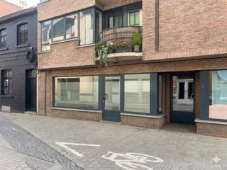 This commercial property of approximately 45 m² is for rent in the center of Izegem.Includes:- entrance/waiting area of approx. 3 m²- open space...