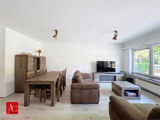 <p>Dit instapklare gelijkvloers appartement in Sint‑Niklaas combineert comfort, rust en een uitstekende ligging. De lichtrijke leefruimte sluit mooi aan op de privatieve tuin met terras, een ideale plek om te ontspannen in alle privacy. De woning beschikt over twee volwaardige slaapkamers, een praktische badkamer en een keuken die vlot aansluit op de leefruimte. Dankzij de conforme elektrische installatie en het EPC van 211 woon je hier zorgeloos en energiezuinig.</p><p>Een extra troef is de garage, die niet alleen parkeergelegenheid biedt maar ook extra bergruimte. De ligging is bijzonder aantrekkelijk: op wandelafstand van recreatiedomein Het Ster, waar natuur, sport en ontspanning samenkomen. Bovendien zorgen de nabijgelegen invalswegen voor een vlotte verbinding richting Antwerpen, Gent en de E17, wat dit appartement ideaal maakt voor pendelaars.</p><p>Kortom, dit is een comfortabel en praktisch appartement met een leuke ligging en alle voorzieningen binnen handbereik. <br />Interesse? Maak vandaag nog uw afspraak.</p>