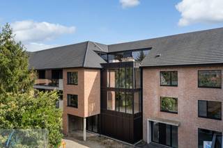 <p>Maak kennis met Huis Vitalé, een residentie bruisend van het leven, maar toch met de rust en zorg voor wie hiernaar verlangt. Een ideaal concept voor personen die zelfstandig kunnen en willen wonen, maar ook beroep willen doen op thuisdiensten.</p>
<p>Huis Vitalé is meer dan louter serviceflats en serviceappartementen. De projectontwikkelaar zorgt samen met zijn partners ervoor dat de residentie een plaats wordt voor jong en oud, gezinnen en alleenstaanden die hier een thuis kunnen vinden, én elkaar!<br /><br /></p>
<h2>Allerlei voorzieningen voor u onder één dak!</h2>
<div>
<div>
<div>
<div>
<ul>
<li>59 Assistentiewoningen (serviceflats) samen met een ondergrondse parking.</li>
<li>De stadsdiensten, inclusief het Sociaal Huis, een filiaal van dienstencentrum de Klapstoel, en de buurtpolitie</li>
<li>De NOAH: Dagopvang voor ouderen i.s.m Familiehulp</li>
<li>‘t Paggaderke: Kinderopvang</li>
<li>Een gezondheidscampus met mogelijks een huisdokter groepspraktijk, thuisverpleging, bewegingscentrum Kiné & Ergo, paramedici, gezondheidscoaching, etc.</li>
<li>Bistro Vitalé, het restaurant voor de gezonde maaltijd</li>
<li>Een wassalon, kapsalon, pedi-en manicure, enz..</li>
</ul>
<p>Door de unieke, centrale ligging aan de Markt vind je aanvullend allerlei lokale faciliteiten, commerciële diensten en handelszaken binnen handbereik, zoals de apotheek, de bakker alsook allerlei horeca zaken.<br />Wonen in Huis Vitalé met zorg voor de bewoners</p>
<p>Een assistentiewoning (serviceflat) geeft veel mogelijkheden en vrijheid maar ook zelfstandigheid en vitaliteit. Uw woonassistent zal samen met u onder persoonlijke begeleiding op zoek gaan naar een oplossing voor uw zorgbehoefte op maat.</p>
<div>
<div>
<div>
<div>
<h2>Architectuur</h2>
<p><strong>Comfort, duurzaamheid en functionaliteit</strong><span> </span>zijn begrippen waar de service appartementen en aanleunappartementen maximaal aan moeten voldoen.</p>
<p>Onze architect<span> </span><strong>(DBV Hasselt)<span> </span></strong>weet door middel van frisse architectuur en praktische ideeën deze begrippen te realiseren in een visueel tastbare residentie met een huiselijke sfeer.</p>
<p>Voor de inrichting van uw eigen assistentiewoning werd voor u een harmonieus geheel aan materialen en kleuren samengesteld. U heeft hier de keuze uit drie warme<span> </span><strong>huiselijke sferen</strong>: landelijk, modern of klassiek.</p>
<p>Uw eigen meubels en decoratie zullen zeker mooi passen binnen één van deze drie weldoordachte sferen. <br /><br /></p>
<h1>Troeven van residentie Huis Vitalé</h1>
<div>
<h4>Brede keuze</h4>
<p>In huis Vitalé kan u kiezen tussen één of tweeslaapkamer appartementen.</p>
<p>Elke assistentiewoning heeft een oppervlakte tussen de ca 60m<sup>2</sup><span> </span>en de 75 m<sup>2</sup><span> </span>en is telkens uitgerust met een eigen terras.</p>
</div>
<div>
<h4>Toegankelijkheid</h4>
<ul>
<li>Drempeloze overgangen</li>
<li>Ruime liften</li>
<li>Brede gangen met daglicht</li>
<li>Optimale draaicirkels</li>
<li>Schuifdeuren</li>
<li>Praktische keukens & badkamers</li>
<li>Grote raampartijen</li>
</ul>
</div>
<div>
<h4>Hoog Comfort</h4>
<ul>
<li>Energie zuinig (BEN)</li>
<li>Vloerverwarming</li>
<li>Ventilatie D systeem</li>
<li>Basisdomotica & media</li>
<li>Warmtepomp waardoor geen verloren ruimte door radiatoren</li>
<li>Optimale indeling van de ruimtes</li>
</ul>
Meer info? Mail naar demervallei@weinvest.be of surf naar http://www.huisvitale.be/</div>
</div>
</div>
</div>
</div>
</div>
</div>
</div>
</div>