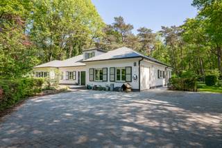 Deze uitstekend onderhouden villa is rustig gelegen in het residentiële Kapellenbos en combineert ruimte, licht en comfort op harmonieuze wijze...