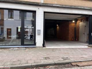 professioneel MAGAZIJN van 100m², hoge automatische sectionaalpoort, polybeton, water, elektriciteit, sanitair blok, camerabewaking.  Zeer centraal gelegen nabij alle autostrades en centrum - Antwerpen : NIEUW !!!