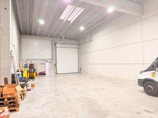 Ruime en praktisch ingerichte KMO-unit van ca. 250 m² te huur op het industrieterrein van Hulshout.<br />De unit heeft een oppervlakte van ongeveer 10 meter breed × 25 meter diep en is geschikt voor diverse professionele activiteiten, opslag, atelier of andere KMO-doeleinden.<br />De unit bevindt zich in de industriezone van Hulshout . Door deze strategische ligging is hij vlot  bereikbaar en kan er  een goede verbinding gegarandeerd worden met omliggende gemeenten en belangrijke invalswegen.<br /><br /><u><strong>Kenmerken</strong></u><br />Onmiddellijk beschikbaar<br />Oppervlakte: ca. 250 m²<br />Afmetingen: ca. 10 m × 25 m<br />Automatische toegangspoort waardoor lossen en laden efficiënt kan verlopen<br />2 private parkeerplaatsen voor de deur<br />Nutsvoorzieningen, waaronder water, gas , electriciteit en internet zijn aanwezig:<br /><br /><strong>€ 100 gemeenschappelijke kosten per maand</strong><br /><br />Een interessante locatie voor zelfstandigen, kleine ondernemingen en KMO's die op zoek zijn naar een ruime en goed uitgeruste bedrijfsunit.<br /><br />Interesse? Neem gerust contact op voor meer informatie of een bezoek ter plaatse via GSM 0475 59 90 00 of via e-mail yves@dplusvastgoed;be<br />Bekijk ook alvast de foto's op onze website www.dplusvastgoed.be