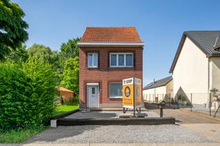 Te renoveren woning met drie slaapkamers gelegen op een perceel van ca. 408 m².<br /><br />Indeling en omschrijving:<br />Via de inkomhal, met de trap naar de bovenverdieping, betreedt u de woning. Op het gelijkvloers bevinden zich de woonkamer, keuken, veranda, badkamer, berging en toilet. De eerste verdieping omvat drie slaapkamers en biedt via een vaste trap toegang tot de zolderverdieping, die extra uitbreidings- of bergruimte kan bieden. Daarnaast beschikt de woning over een praktische kelder. Buiten geniet u van een tuin met garage en een bijgebouw. <br /><br />Extra info: gunstig gelegen I <span>EPC 1.013 kWh/ (m² jaar) label F I infoplicht: in aanvraag I watertoets: P-score: C I G-score: A.<br /><br />Renovatieverplichting residentiële gebouwen van toepassing (label F). Meer info: https://www.vlaanderen.be/een-woning-kopen/renovatieverplichting-voor-residentiele-gebouwen.</span>