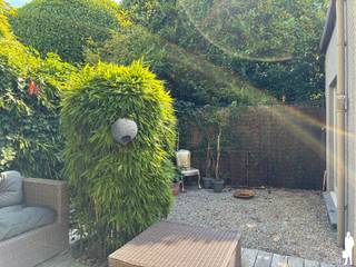 <strong>Gelijkvloers appartement met onderhoudsvriendelijke tuin/terras in het centrum van Kontich</strong><br /><br /><strong>Algemeen:</strong><br />- Renovatie uitgevoerd in 2003-2012<br />- Bewoonbare oppervlakte: ca. 100 m²<br />- Zeer karaktervol appartement<br />- Grote leefruimte met ingemaakte kasten<br />- Zithoek met zicht op de tuin<br />- Deels geïnstalleerde keuken <br />- 2 slaapkamers of 1 slaapkamer en bureau<br />- Badkamer met inloopdouche<br />- Onderhoudsvriendelijke OOST tuin en terras met groenzicht<br />- Volledige privacy<br />- Oprit met parkeerplaats<br />- Woning is momenteel verhuurd<br /><br /><strong>Onmiddellijke omgeving:</strong><br />- Pal in het centrum van Kontich met scholen, parken, winkels en openbaar vervoer op fiets- en wandelafstand<br />- Zeer vlotte bereikbaarheid naar Antwerpen en Brussel (E19 en trein)<br /><br /><strong>Technische kenmerken:</strong><br />- CV gas <br />- Degelijke basisconstructie<br /><br /><strong>Indeling:</strong><br /><span>Gelijkvloerse verdieping (ca. 100 m²)</span><br />- Inkomhal met toilet<br />- Sas met ingemaakte vestiairekast<br />- Ruime slaapkamer<br />- Aparte bureauruimte/slaapkamer<br />- Leefruimte met aparte tv hoek<br />- Gesloten keuken met zicht op tuin<br />- Badkamer met inloopdouche<br />- Onderhoudsvriendelijke oost tuin met terras<br /><br /><strong>Virtuele rondleiding: </strong>https://youtube.com/shorts/jTpcg30iOyc<br /><br />Stedenbouwkundige inlichtingen in aanvraag.<br />Voor meer informatie kan u terecht op www.deboerenpartners.be.