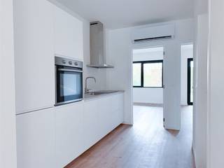 <p>Bent u op zoek naar een instap klaar appartement met veel licht, ruimte, toekomstgerichte energieprestaties én een mooie tuin? Dan is dit appartement op gelijkvloerse verdieping van een kleinschalig gebouw aan de Deuzeldlaan in Schoten zeker iets voor u. Het appartement beschikt over een ruime leefruimte met veel natuurlijke lichtinval, een uitgeruste keuken, 2 comfortabele slaapkamers en achteraan een groot terras met aansluitend de rustige tuin. Wat dit appartement echt uniek maakt, is de uitstekende energieprestatie (A-label). De huidige eigenaar heeft al het dak vernieuwd, gevelisolatie laten aanbrengen en nieuwe ramen geplaatst. Bovendien is appartement ook voorzien van een warmtepomp, wat uw wooncomfort én energie-efficiëntie naar een hoger niveau tilt. De elektriciteit is eveneens conform. Bijzonderheden: - Knap terras, - Geen syndicus en dus weinig of geen algemene kosten, - Nieuwe ramen, dak én gevelisolatie, - Zeer energiezuinig: A-label! Dit maakt het appartement niet alleen future proof, maar ook een slimme investering op lange termijn. Toplocatie op wandelafstand van winkels, openbaar vervoer, scholen en parken. Ideaal als starterswoning, investering of voor wie duurzaam wil wonen in het centrum van Schoten. Maak nu snel een afspraak via info@guldentopsvastgoed.be of 03/501.64.27 voor onze eerste bezoekmomenten.</p>