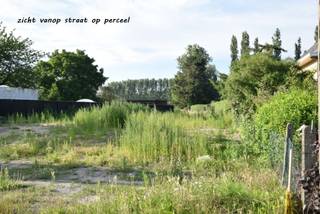 <strong>Te koop: nieuw te bouwen halfopen bebouwing</strong><span> in Lippelo.</span><br /><span>Deze BEN- woning (Bijna EnergieNeutrale woning) is nog nieuw te bouwen waardoor u zelf het </span><strong>ontwerp</strong><span> en de </span><strong>afwerking</strong><span> die het best bij u passen in de hand hebt en dit alles onder professionele begeleiding van A tot Z.</span><br /><span>De voorbeeldwoning bestaat uit een ruime </span><strong>inkomhal</strong><span>, </span><strong>open keuken</strong><span>, </span><strong>leefruimte, berging</strong><span> en </span><strong>gastentoilet</strong><span>. Op de 1ste verdieping is er een ruime nachthal, </span><strong>3 slaapkamers</strong><span> en </span><strong>badkamer. </strong><span>Verder is er nog een </span><strong>zolderverdieping</strong><span>. </span><strong>Carport</strong><span> of garage mogelijk. </span><strong>Residentieel</strong><span> gelegen, </span><strong>prachtig groenzicht</strong><span>. Op 4 minuten van het centrum van Liezele en Oppuurs. Snelle verbinding via A12 richting Brussel, Mechelen en Antwerpen. De opgegeven prijzen zijn excl. registratierechten op de grond en BTW op de constructiewaarde en wanneer er gebouwd wordt volgens huidig plan en volgens de afwerking/ materialen voorgesteld in het lastenboek, met inbegrip van </span><strong>ingerichte keuken, badkamer, toiletten, centrale verwarming, zonnepanelen, driedubbele beglazing, warmtepomp en vloerverwarming op het gelijkvloers en in de badkamer.<br /></strong><span>Graag bespreken wij met u de plannen en mogelijkheden.</span>