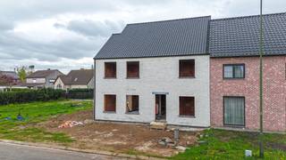 <p>Exclusieve nieuwbouwwoning met 5 tot 6 slaapkamers op toplocatie nabij Heusden centrum!</p>
<p>Ontdek deze prachtige, hedendaagse nieuwbouwwoning met een subtiele knipoog naar de pastorijstijl, momenteel in afwerkingsfase en volledig instapklaar tegen september 2026. Deze ruime woning biedt een uitzonderlijke bewoonbare oppervlakte van maar liefst 300 m² en combineert comfort, duurzaamheid en stijl.</p>
<p>Bij het betreden van de woning ervaart u meteen de royale indeling en het overvloedige lichtinval. Op het gelijkvloers bevindt zich naast de leefruimte een polyvalente bureauruimte die perfect kan dienen als extra slaapkamer of hobbykamer. De woning beschikt in totaal over 5 volwaardige slaapkamers, met mogelijkheid tot een zesde kamer.</p>
<p>Een absolute troef is de inspraak die u als koper nog heeft: de keukeninrichting en vloertegels kunnen volledig naar eigen smaak gekozen worden binnen het voorziene budget. Zo creëert u een woning die volledig aansluit bij uw persoonlijke woonwensen.</p>
<p>De woning is praktisch ingericht met 3 badkamers en op elk verdiep een aparte doucheruimte en toilet, wat zorgt voor optimaal comfort voor het hele gezin.</p>
<p>De woning wordt afgewerkt met oog voor kwaliteit en duurzaamheid!<br /><br />Pluspunten;<br />- Aluminium ramen van Reynaers;<br />- Stijlvolle voordeur in Afromosia hout;<br />- Vloerverwarming in de volledige woning;<br />- Verwarming op gas;<br />- Voorzieningen voor 2 airco's;<br />- Regenwaterput van 10.000 liter!<br />- Energiezuinig!<br />- Aankoop onder registratie van 2% mogelijk!<br />- Toplocatie; wandelafstand van centrum Heusden!</p>
<p>Bovendien wordt deze woning verkocht onder het registratiestelsel (2% bij enige en eigen woning) en niet onder het btw-stelsel, wat een aanzienlijk financieel voordeel biedt.</p>
<p>Gelegen op een uitstekende locatie, op wandelafstand van het centrum van Heusden en in de nabijheid van belangrijke invalswegen, winkels en voorzieningen.</p>
<p><span>Voor een bezichtiging of meer informatie; Bel ons op 078/78.78.70 of kom gewoon langs op ons kantoor, u bent steeds welkom!</span></p>