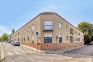 <h2><strong>Dicht bij Leuven, en het leven: gelijkvloersappartement te Heverlee met terras en 2 kamers</strong></h2><p>Welkom in de Pleinstraat. Een serene straat, en toch amper vijf minuten wandelen van hartje Leuven. Achter deze zandkleurige gevel schuilt een volledig instapklaar appartement. Voor jouw comfort, gelegen op het gelijkvloers. En toch, bezit je ook een lift die je eenvoudig naar je kelderverdieping brengt. Hier vind je een handige staanplaats voor je te parkeren fiets waarmee je het Leuvense treinstation, Sportoase, supermarkten en parken na slechts enkele trappen bereikt. Wedden, dat je ‘s weekends al snel op een levendig pleintje neerstrijkt?</p><p>Maar ook binnen viert het leven feest. Zo zijn de goed uitgeruste keuken en lichtrijke leefruimte met elkaar verbonden. Dit open gevoel wordt versterkt door het schuifraam over zowat de hele breedte van de kamer, uitkijkend op het terras. Jouw ideale spot voor een koffie wanneer de zon opkomt, of voor een tête-à-tête bij ‘t avondstond. Twee slaapkamers bieden plaats voor je dromen, gasten of een eigen bureau – wat jij wil. En ook de badkamer is voorzien van een dubbele lavabo en bad. Want kunnen ontspannen na een lange dag, da’s wat niet ontbreken mag. Tot slot bezit je een praktische bergruimte voor je wasmachine en droogkast. </p><p>Wat van deze opportuniteit een slimme investering maakt, zijn extra troeven als de conforme elektriciteit, een enorm gunstig EPC B, reeds geïnstalleerde rolluiken en dubbele beglazing. Kortom, ontdek je zelf graag wat de Pleinstraat jou biedt? Wees dan snel en geniet van dit appartement: geheel instapklaar, en klaar voor jouw verhaal. </p><figure><div></div></figure>