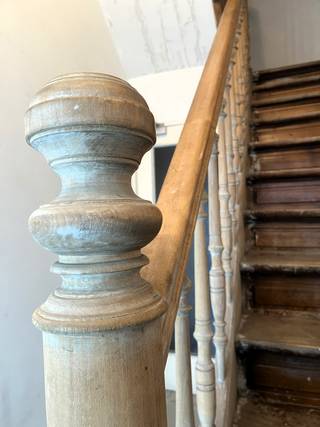 ruime woning in hartje Diksmuidebestaande uit een commercieel gelijkvloers en een ruime bovenliggende woninguitgesplitst in 2, beide kavels elk met...