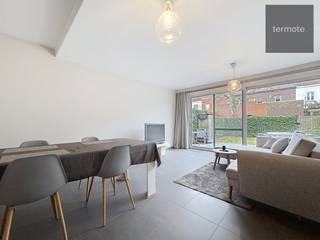 Dit recente gelijkvloers appartement is prima gelegen in een rustige straat nabij het centrum van Desselgem.<br />Op wandelafstand tref je alle winkels, horeca, scholen, ...<br />De grote troef is het zuidgerichte terras/tuintje van 40m² om volop te genieten van de zon.<br />Verder omvat het appartement :<br />- inkomhall met gastentoilet<br />- volledig ingerichte keuken<br />- lichtrijke living met groot schuifraam naar terras/tuin<br />- één slaapkamer<br />- moderne badkamer met ligbad, douche en lavabo<br />- private parkeerplaats voor het gebouw.<br />Het schuifraam is voorzien van elektrische, zonwerende screens, vliegenraam en gordijn.<br />Het appartement is ideaal als starterswoning of als investering/verhuur.<br />Benieuwd? Maak vandaag nog uw afspraak voor een bezoek via 0497/429.446 of angelo@immo-termote.be