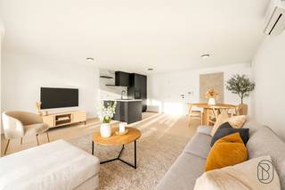 Dit lichtrijke gelijkvloers appartement geniet van een centrale en rustige ligging, vlak bij winkels, scholen en openbaar vervoer. Het appartement beschikt over een aangename leefruimte met open, volledig uitgeruste keuken, een praktische berging, twee slaapkamers, een moderne badkamer met inloopdouche en een apart toilet. Buiten wacht een gezellig en onderhoudsvriendelijk tuintje met handig achterpoortje.<br /><br />Troeven: volledig gerenoveerd, instapklaar, asbestvrij, met conforme elektrische keuring én een gunstig EPC-label B. Ideaal voor wie op zoek is naar comfortabel, energiezuinig en zorgeloos wonen in Wevelgem.<br /><br />Bovendien ben je vlot verbonden via de autosnelweg E403, de A19 en ringweg R8 rond Kortrijk.<br /><br />Er is mogelijkheid tot aankoop van een garage.<br /><br />Interesse? Maak een afspraak via feline@immobeguin.be