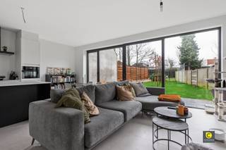<p><span>Luxueus nieuwbouw 1 slaapkamer app met staanplaats en berging</span></p><p><span> </span></p><p><span>Dit appartement heeft een zeer gunstige locatie in de nabijheid van het dorpscentrum van Wilrijk en Aartselaar als naar de invalswegen naar Antwerpen en Brussel. </span></p><p><span> </span></p><p><span>Het appartement heeft de volgende indeling:</span></p><p><span> </span></p><p><span>Inkomhal & berging:</span></p><p><span>U betreedt het appartement via de inkomhal die voorzien is van een berging met aansluiting voor wasmachine/droogkast en een apart toilet.</span></p><p><span> </span></p><p><span>Leefruimte & keuken:</span></p><p><span>De leefruimte beschikt over grote glaspartijen die tevens toegang bieden tot het zonnig terras/tuin. De leefruimte staat in directe verbinding met de open keuken, voorzien van alle comfort.</span></p><p><span> </span></p><p><span>Badkamer & slaapkamer:</span></p><p><span>De modern ingerichte badkamer is voorzien van een inloop douche en een enkel lavabo meubel.</span></p><p><span>Aan de voorzijde bevind zich de slaapkamer die geniet van veel natuurlijk lichtinval.</span></p><p><span> </span></p><p><span> </span></p><p><span>Garage & kelder:</span></p><p><span>Ondergronds bevindt zich een auto staanplaats en een ruime kelderberging.</span></p><p><span> </span></p><p><span>Fietsen berging:</span></p><p><span>Er is een gemeenschappelijke fietsen berging aanwezig.</span></p><p><span> </span></p><p><span>Gemeenschappelijke tuin.</span></p><p><span>De binnentuin is gemeenschappelijk. </span></p><p><span> </span></p><p><span>Verkoop onder </span><span>BTW-stelsel 21%.</span></p><p><span> </span></p><p><span>Extra troeven:</span></p><p><span>- Rustige ligging, vlak bij groen en ontspanning: Natuurreservaat Groen Neerland, Park Van Eden, Sportcentrum Marienborgh, enz.</span></p><p><span>- Luxueuze en stijlvolle afwerking.</span></p><p><span>- Energiezuinig: gunstig E-peil (BEN-normen)</span></p><p><span>- Zonnepanelen aanwezig </span></p><p><span>- Prachtige, groene binnentuin.</span></p><p><span>- Privé terras + gemeenschappelijke tuin</span></p><p><span>- Liften tot in de ondergrondse parkeergarage.</span></p><p><span>- Gunstig gelegen nabij het centrum van Wilrijk en verbindingswegen naar Brussel en Gent.</span></p><p><span>- Openbaar vervoer op wandelafstand.</span></p><p><span> </span></p><p><span> </span></p>