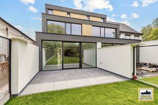 <p>"ABSOLUTE TOPPER" - Afspraak ENIGE BEZOEKDAG enkel telefonisch via Randy Remue op 0479/ 99. 99. 90 of Elias Le Juste op 0487/ 33. 10. 10. De stukken van de woning zijn te consulteren op www.immo-zone.be. Meer info via Facebook "Remue Randy" - LIKE de pagina en blijf op de hoogte van alle nieuwe woningen. Deze nieuwbouw ARCHITECTURALE PAREL vinden we terug te Liefkensstraat 7, Wondelgem. Indeling: Bij het betreden van de woning gaan we links naar de praktische berging en technische ruimte – ideaal voor extra opbergruimte en huishoudelijke toestellen. Verder komen we in de open keuken en leefruimte, die dankzij grote raampartijen uitkijken op de groene, zonnige tuin. Hier geniet je dagelijks van licht, rust en ruimte. Op het 1e verdiep bevinden zicht de eerste 2 slaapkamers en de stijlvolle eerste badkamer, voorzien van ligbad en dubbele lavabo. Op het 2e verdiep vinden we nog een extra troef: de derde slaapkamer én tweede badkamer met douche en wastafel. Een ABSOLUTE TOPPER voor starters, gezinnen of investeerders. <br />P-score: C / G-score: B. VOOR ZEER SNELLE BESLISSERS!!<br />IMMO ZONE RHODELAND RANDY REMUE - 0479/ 99. 99. 90</p>