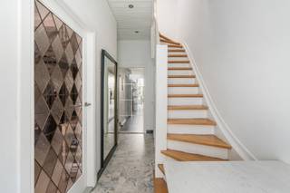 <p><span>Instapklare eengezinswoning met 3 slaapkamers en prachtige tuin op toplocatie.</span></p><p><span>Deze woning is rustig gelegen in een groene, residentiële buurt van Wilrijk en combineert een aangename woonomgeving met een uitstekende bereikbaarheid naar Antwerpen.</span></p><p><span>In de directe omgeving vindt u winkels, scholen en openbaar vervoer, evenals verschillende parken en groene zones voor ontspanning en recreatie. De buurt is bovendien kindvriendelijk en bijzonder aangenaam om te wonen.</span></p><p><span>Dankzij de vlotte verbindingen naar belangrijke invalswegen geniet u hier van een ideale combinatie van rust, comfort en bereikbaarheid.</span></p><p><span> </span></p><p><span>Indeling<br /><br />Gelijkvloers</span></p><p><span> </span></p><p><span>- Een centrale inkomhal die toegang verleent tot de kelder, 1ste verdieping, leefruimte en keuken. </span></p><p><span>- Een ruime leefruimte met veel lichtinval die aansluit op de open keuken en de veranda. </span></p><p><span>- De keuken werd vernieuwd in 2010 en is voorzien van alle toestellen. </span></p><p><span>- Aansluitend bevind zich de veranda, ideaal om in het tussen seizoen te genieten van het prachtige uitzicht op de tuin. Ook bevind zich hier aansluiting wasmachine/droogkast en het gastentoilet. </span></p><p><span>- Een prachtig onderhouden west-gerichte tuin. Ideaal om te genieten in de zomer periode.<br /><br /></span><span>1ste Verdieping<br /><br /></span><span>- Op de eerste verdieping bevinden zich 3 slaapkamers waarvan 1 12,5m en 2 van 10,5m².</span></p><p><span>- Ook bevindt zich hier de badkamer die werd vernieuwd in 2018 en is voorzien van inloopdouche, lavabo, bidet en handdoekdroger. </span></p><p><span> </span></p><p><span>Extra</span></p><p><span> </span></p><p><span>Een droge kelder van 30m². </span></p><p><span>Overal rolluiken en vliegenramen voorzien.</span></p><p><span> </span></p><p><span> </span></p>