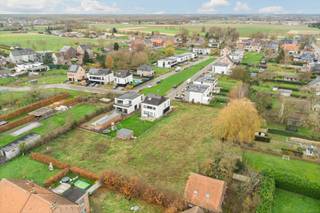 Prachtige bouwgrond gelegen in het landelijke Beigem voor de constructie van een villa met een bewoonbare oppervlakte van +/-300m2. De...