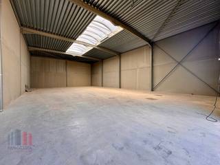 Nieuwbouw KMO-unit van 326 m² en 1 privatieve parkeerplaats te koop in Aartrijke. De geïsoleerde casco magazijnruimte (brandklasse C) is opgebouwd...