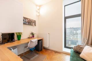 <p><span>Deze ruime studentenkamer is gelegen op de 3de verdieping van top onderhouden gebouw in het hartje van de Universiteitsbuurt van Antwerpen. Op wandelafstand vinden we onder meer de Meir, de Groenplaats, verschillende campussen van hogescholen (Thomas More, KDG, AP hogeschool,...) en haltes van het openbaar vervoer. </span></p><p><span> </span></p><p><span>De kamer beschikt over een eigen badkamer met douche, toilet en lavabo. Daarnaast komt de kamer met een bureau en verschillende ingemaakte kasten. </span></p><p><span> </span></p><p><span>Op elke verdieping is er een gemeenschappelijke keuken. In de kelder is er nog een fietsenstalling aanwezig. </span></p><p><span> </span></p><p><span>De kamer is momenteel verhuurd tem 31 augustus 2026.</span></p><p><span> </span></p>