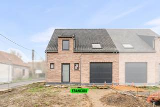 Op een uiterst rustige en landelijke locatie in Pottes (Celles) bevindt zich deze energiezuinige halfopen nieuwbouwwoning. Hier geniet u dagelijks van rust, ruimte en prachtige vergezichten over de omliggende velden, terwijl voorzieningen en verbindingswegen vlot bereikbaar blijven.<br /><br />Bij het betreden van de woning komt u terecht in de inkomhal met gastentoilet. Van hieruit heeft u toegang tot de lichtrijke leefruimte, waar grote raampartijen zorgen voor een aangename connectie met de tuin en het omliggende landschap. De open keuken werd volledig uitgerust met alle hedendaagse toestellen en vormt samen met de woonkamer een gezellige en functionele leefomgeving.<br /><br />Verder beschikt het gelijkvloers over een ruime inpandige garage, die naast parkeergelegenheid ook extra opslagmogelijkheden biedt.<br /><br />Op de eerste verdieping bevinden zich drie volwaardige slaapkamers, een afzonderlijk toilet en een ruime badkamer uitgerust met een ligbad, douche en dubbele wastafel. Dankzij de doordachte indeling biedt deze woning alle comfort voor gezinnen die op zoek zijn naar een kwalitatieve nieuwbouwwoning.<br /><br />Ook op technisch vlak voldoet deze eigendom aan de hedendaagse normen. Zo beschikt de woning over vloerverwarming op aardgas, zonnepanelen en een regenwaterput van maar liefst 10.000 liter, wat bijdraagt aan een energiezuinige en duurzame woonervaring.<br /><br />De absolute troef van deze eigendom is zonder twijfel het prachtige open zicht op de achterliggende velden, waardoor u elke dag kan genieten van een uniek gevoel van rust en vrijheid.<br /><br />Interesse in deze nieuwbouwwoning in Pottes? Vraag vandaag nog uw bezoek aan via Ruben: 0479/60.36.94.<br /><br />Denk je eraan om je woning in de regio te verkopen? Neem vrijblijvend contact op met Ruben van Immo Francois in Oudenaarde voor een gratis schatting via ruben@immofrancois.be.<br /><br />