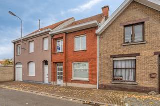 Centrumwoning met mini-atelier, 4 slks en zuid-gerichte tuin.De Heilig-Hartstraat te Kuurne, is een straat op het centrum van onze mooie gemeente...