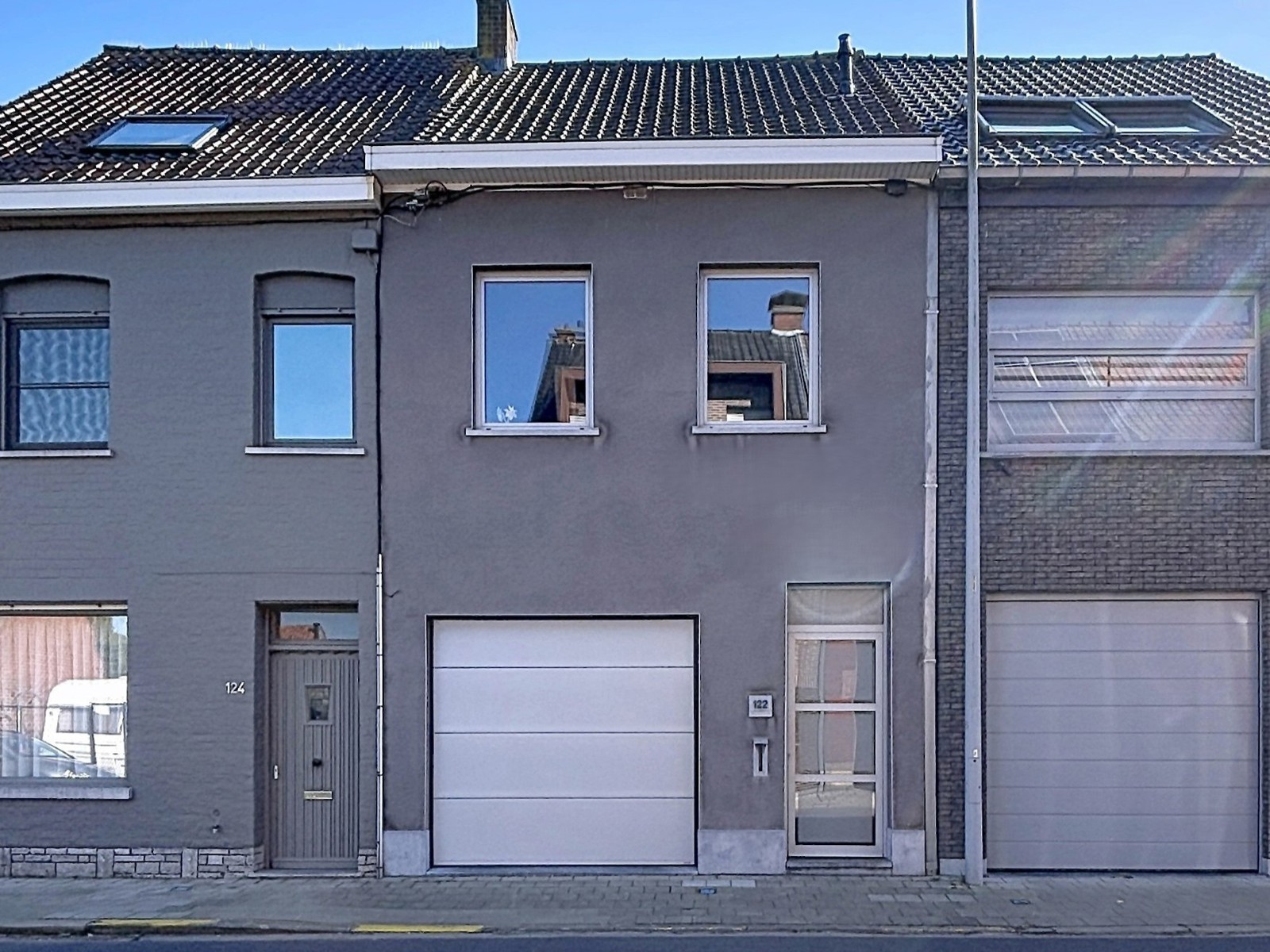 Ruime instapklare woning met 4 slaapkamers, garage en tuin - foto 2