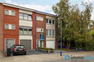 <p><span>Degelijke woning met drie slaapkamers en tuin/zij-tuin</span></p><p><span>Deze bel-étage is perfect gelegen in een rustige, kindvriendelijke buurt en biedt toch nabijheid tot de E19, openbaar vervoer (bus/trein), supermarkten, winkels en scholen.</span></p><p><span> </span></p><p><span>Het is een degelijke woning met een goede ligging. De woning heeft een gezellige tuin en veel opbergmogelijkheden. Voor de woning is er een privé oprit waar je twee wagens kan parkeren met een derde wagen op straat. </span></p><p><span> </span></p><p><span>Indeling</span></p><p><span>Je betreed de woning via de ruime inkomhal. Op de begane grond vind je een royale garage (28m²) uitgerust met een poort en een ruime berging/slaapkamer/bureau/wasruimte. </span></p><p><span> </span></p><p><span>De tuin met terras is toegankelijk vanuit de woning én via de zijtuin rechtstreeks vanop straat.</span></p><p><span> </span></p><p><span>Op de eerste verdieping bevindt zich een ruime woonkamer met een recent gerenoveerde keuken. De keuken is uitgerust met nieuw apparatuur. Dankzij de ramen aan de voor- en achterkant van de woning geniet deze leefruimte van veel natuurlijk licht.</span></p><p><span> </span></p><p><span>De bovenste verdieping biedt plaats aan 3 slaapkamers en een badkamer, waarvan twee ruime slaapkamers en een kinderkamer. De badkamer is voorzien van een douche en lavabo.</span></p><p><span> </span></p><p><span>Extra troeven:</span></p><ul><li><span>Steeds parking voor de deur met de mogelijkheid voor een laadpaal</span></li><li><span>Energetische half open bebouwing, overal HR beglazing, recent gerenoveerd dak en een recente condenserende gasketel</span></li><li><span>Aangename buurt die goed bereikbaar is met vele winkels in de onmiddellijk omgeving</span></li><li><span>De woning is in uitstekende staat</span></li></ul><p><span> </span></p><p><span>Interesse?</span></p><p><span>Op zoek naar een woning met drie slaapkamers in een aangename buurt? Neem dan snel contact op met Immo Vivo op het nummer 03/459.89.59. </span></p><p><span>Denkt u eraan een woning te verkopen? Laat het ons weten en wij komen vrijblijvend bij u langs om de waarde van uw woning te bespreken.</span></p><p><span> </span></p>