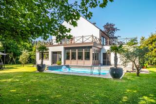 Set on a magnificent 1630 m² plot, this exclusive villa perfectly combines peace, space and luxury. Enjoy breathtaking panoramic views every day while being just minutes from shops, schools, restaurants and major access roads.
Offering 333 m² of living space, the villa features generous living areas filled with natural light and a seamless connection between indoors and outdoors. Large windows frame the surrounding landscape and enhance the exceptional sense of space. The beautifully landscaped garden with swimming pool provides complete privacy and a true oasis of tranquillity.
The property offers 4 spacious bedrooms, a separate dressing room, 2 bathrooms, an additional shower room, 3 toilets and a double integrated garage, making it ideal for larger families or anyone seeking premium living comfort.
Technically, the villa performs exceptionally well with an Energy Performance Certificate (EPC) rating B (197 kWh/m²/year), combining impressive volumes with excellent energy efficiency.
The exceptional plot, panoramic views, high-quality finishes, excellent energy performance and prime location make this villa a truly rare opportunity in Schilde.
Exclusively for sale by Immo LEY. Contact us at info@immoley.be or call +32 3 535 20 00 to arrange your private viewing.