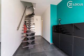 <p><strong><span>Exclusieve bel-etage met praktijkruimte en tuin</span></strong></p>
<p><span>Soms ligt een woning op de perfecte locatie. Soms biedt ze uitzonderlijk veel ruimte. Soms geniet u van hoogwaardige afwerking en optimaal wooncomfort. Zelden vindt u een woning die dit alles combineert.</span></p>
<p><span>Achter de moderne gevel schuilt een volledig gerenoveerde woning waar kwaliteit, functionaliteit en woonbeleving centraal staan. Met maar liefst </span><strong><span>205 m² bewoonbare oppervlakte</span></strong><span>, een </span><strong><span>polyvalente ruimte van 32 m²</span></strong><span>, een </span><strong><span>inpandige garage</span></strong><span> en </span><strong><span>twee private parkeerplaatsen</span></strong><span> op eigen terrein onderscheidt deze woning zich moeiteloos.</span></p>
<p><span>De lichtrijke leefruimte sluit naadloos aan op de stijlvolle, volledig uitgeruste keuken. Grote raampartijen geven toegang tot het zonnige </span><strong><span>dakterras van 30 m²</span></strong><span> met elektrische zonneluifel. Via de buitentrap bereikt u de gezellige, zuidoost georiënteerde tuin die verrassend veel privacy biedt.</span></p>
<p><span>De woning werd met veel oog voor detail gerenoveerd en afgewerkt met hoogwaardige materialen. Maatwerk vormt de rode draad doorheen het interieur, met ingebouwde kasten, op maat gemaakte bureaus en een stijlvolle dressing. Praktische extra's zoals vloerstopcontacten en automatische verlichting zorgen voor extra comfort.</span></p>
<p><span>Op de tweede verdieping bevinden zich twee ruime slaapkamers, een dressing en een moderne badkamer. Op het gelijkvloers vindt u een volwaardige multifunctionele ruimte met eigen badkamer. Ideaal als praktijkruimte, thuiskantoor, hobbyruimte, zorgunit of studio met de mogelijkheid tot een keuken voor een inwonend gezinslid.</span></p>
<p><span>Ook energetisch scoort deze woning uitstekend dankzij HR-beglazing, fotovoltaïsche zonnepanelen, een groendak en een gunstig </span><strong><span>EPC-label B</span></strong><span>.</span></p>
<p><span>Rustig gelegen in een doodlopende straat, midden in het groen en toch vlak bij het dorpscentrum, winkels en scholen. De tramhalte bevindt zich op slechts 100 meter, waardoor u in ongeveer 10 minuten in het centrum van Antwerpen staat.</span></p>
<p><strong><span>Troeven</span></strong><br /><span>✔ 205 m² bewoonbare oppervlakte</span><br /><span>✔ Polyvalente ruimte van 32 m²</span><br /><span>✔ EPC B</span><br /><span>✔ Fotovoltaïsche zonnepanelen</span><br /><span>✔ Dakterras van 30 m² met elektrische zonneluifel</span><br /><span>✔ Zuidoost georiënteerde tuin</span><br /><span>✔ Inpandige garage + 2 parkeerplaatsen</span><br /><span>✔ Hoogwaardige afwerking op maat</span><br /><span>✔ 2 badkamers</span></p>
<p><strong><span>Discovery Day op woensdag 15 juli</span></strong><span> – uitsluitend op afspraak. De beschikbare tijdsloten zijn beperkt. Contacteer ons vandaag nog en ontdek zelf de ruimte, afwerking en veelzijdigheid van deze unieke woning.</span></p>