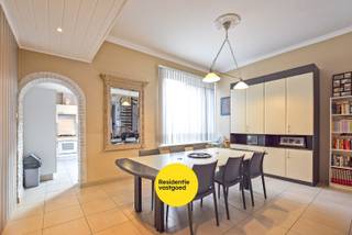 Ruime gezinswoning/vakantiewoning in Nieuwpoort-Stad –instapklaar op 125 m²<br />Bent u op zoek naar een topinvestering of een droomplek aan zee? Deze woning in, Nieuwpoort is een unieke kans! <br />Deze karaktervolle woning werd gerenoveerd in 2016, combineert ruimte en comfort:<br />- 3 volwaardige slaapkamers + kinderkamers.<br />- 2 badkamers <br />- 200 m² bewoonbare oppervlakte op een perceel van 125 m²<br />- Energiezuinig met EPC 155 – label B<br />- Een gezellig zonnig terras met fietsenberging;<br />De woning is volledig instapklaar en kan met inboedel verkocht worden.<br /><br />Neem voorsprong met een vrijblijvende en gratis schatting van uw eigendom via:<br />http://www.residentievastgoed.be/gratisonlineschatten<br /><br />(Ref. NI17744)