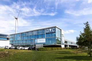 In het gekende en vlot bereikbare bedrijvenpark Evolis bieden we dit <strong>instapklaar en hedendaags rooftop kantoor</strong> op de 3e verdieping aan, bereikbaar via trap en lift. De open space is ingericht voor een <strong>14-tal werkplekken </strong>en wordt aangevuld met 3 aparte bureaus. Het kantoor is instapklaar ingericht met inbouwkasten en een doordachte inrichting, zodat u zonder zorgen kunt intrekken. <br /><br />Bovendien beschikt het kantoor over een <strong>praktische keukenhoek</strong> en <strong>vergaderzaal.</strong> Daarbovenop heeft u toegang tot gemeenschappelijke vergaderzalen, een seminarie- en ontspanningsruimte, wat het ideale werkklimaat bevordert en teamwerking stimuleert.<br /><br />Gelegen aan de voorzijde van het gebouw, geniet u niet alleen van een panoramisch uitzicht, maar dankzij de rooftopligging ook van een prachtig zicht langs zowel de voor- als achterzijde. Dit zorgt voor een prominente zichtbaarheid, ideaal voor uw bedrijfsimago. De ligging in het bedrijvenpark Evolis zorgt voor een uitstekende ontsluiting met een vlotte verbinding naar de <strong>E17 </strong>en<strong> E403</strong> en richting Kortrijk, Gent en Lille.<br /><br />Tot slot zijn er 6 privatieve parkeerplaatsen inbegrepen, wat het comfort voor medewerkers en bezoekers aanzienlijk verhoogt. Perfect voor bedrijven die op zoek zijn naar een moderne, functionele en inspirerende werkomgeving op een strategische locatie met uniek uitzicht. <br /><br />Telenet Fiberverbinding: <strong>75 EUR/maand</strong> (per 10 gebruikers).<br />Aansluiting op gemeenschappelijke firewall: <strong>50 EUR/maand.</strong><br />Gebruik van de kleine ruimtes is inbegrepen in de huurprijs.<br />Meeting rooms en grote zaal : 2 halve dagen per jaar inbegrepen.<br /><br />Contacteer Henry Van Tornhout voor bijkomende inlichtingen of een vrijblijvend plaatsbezoek via <strong>+32 474 13 37 93</strong> of via <strong>henry@kmovastgoed.be</strong><br /><br />