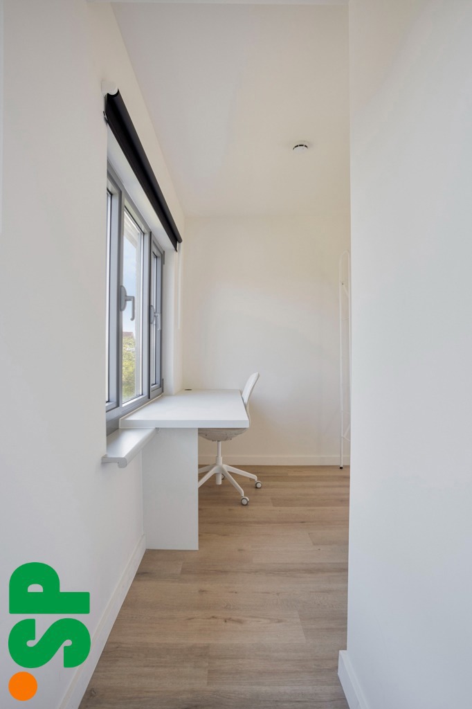 Volledig vernieuwde en bemeubelde studentenkamer in centrum Geel te koop. - foto 4