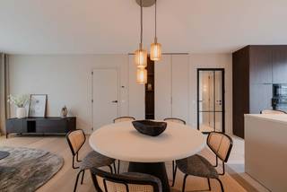 Deze afgewerkte parkwoning (lot 27), met zicht op het park, bestaat uit 3 verdiepingen en is gelegen in het nieuwbouwproject ‘Wonen aan het park’ in Kuurne. De woning is charmant ingericht als kijkwoning en illustreert onze kwalitatieve afwerking, maar is nu ook te koop.<br />Geniet van optimaal woon- en verhuiscomfort, want deze woning is volledig instapklaar!<br />De oppervlakte van het perceel bedraagt 183 m<sup>2</sup>. Op het gelijkvloers ontdek je een ruime inkom met apart toilet en trap. In de open en lichtrijke leefruimte is er een zithoek, eethoek en open keuken. Via de keuken kom je in een berging/wasruimte. De woning beschikt op het eerste verdiep over 3 slaapkamers, een aparte toilet en ingerichte badkamer met bad, inloopdouche en een dubbele lavabo. Op het tweede verdiep is er een extra ruimte die kan ingericht worden als extra slaapkamer, hobbykamer, bureau, logeerkamer,… Op die hoogte is er ook nog eens een ruim terras dat uitkijkt op de tuin. Ook aan de andere kant van de woning is er nog een extra terras. Er is een aparte carport op het einde van de zuidwest georiënteerde tuin. Deze woning vormt de ideale gezinswoning, rustig gelegen in een kindvriendelijke woonbuurt en groene omgeving. <strong>Ontdek nog meer over de kijkwoning via www.dumobil.be/nl/woonprojecten/kijkwoningen/moderne-kijkwoning-kuurne</strong>. Bespreek met bouwadviseur Sam de mogelijkheden en voorwaarden: <strong>0483/21.01.33</strong> | <strong>sam@dumobil.be</strong> | Bekijk nog meer info op: <strong>www.dumobil.be/nl/woonprojecten/projecten/kuurne-harelbeke-5-parkwoningen</strong>