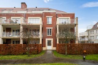 Rustig gelegen gelijkvloers appartement met twee slaapkamers en tuin. <br /><br />Indeling en omschrijving:<br />Via de inkomhal betreedt u het appartement. Aan de rechterzijde bevindt zich de praktische berging met aansluitingen voor wasmachine en droogkast. Links vindt u de eerste slaapkamer met aansluitende badkamer. De volledig betegelde badkamer is voorzien van een dubbele lavabo met meubel, douche en toilet. Verder in de hal bevindt zich de tweede slaapkamer en een apart gastentoilet. Aan de voorzijde van het appartement geniet u van de lichtrijke leefruimte. Vanuit de woonkamer heeft u toegang tot het zuidgeoriënteerde terras met tuin. De keuken is uitgerust met spoelbak, kookplaat, dampkap, kasten en koelkast. Tot slot beschikt het appartement over een praktische kelderbeging in het ondergrondse complex. <br /><br /><span>Extra info: autoplaats optioneel bij aan te kopen voor € 21.900 I EPC 224 kWh/ (m² jaar) label C I infoplicht: Vg, Wg, Gvv, Gvkr, Gmo I watertoets: P-score: A I G-score: A.</span>