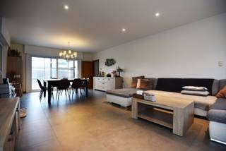 Indeling; inkom, 2 toiletten, ruime living met inbouwspots, keuken met granieten werkblad, dubbele spoelbak, keramische kookplaat, dampkap, oven, microgolfoven, koelkast en vaatwasser.<br />Hiernaast heeft de woning 2 slaapkamers op het gelijkvloers, badkamer met ligbad, inloopdouche en handdoekradiator.<br />Bergruimte onder de trap, wasplaats met spoelbak (regenwater). <br />Op het verdiep zijn er 3 slaapkamers aanwezig en een badkamer ligbad, inloopdouche en toilet. <br />Er is een ruime garage met elektrische sectionale poort en een zolder.<br />De woning beschikt over centrale verwarming op aardgas met Buderus-ketel, sanitair warm water met elektrische boiler van het merk Buderus, waterontkalker, PVC-ramen met hoogrendementsbeglazing voorzien van vliegramen &amp; rolluiken.<br /><br />EPC-label B : 160 kWh / (m² jaar)<br />Huurprijs € 1.170 / m.<br />Vrij 1 oktober 2026<br /><br />* BEZOEKDAG woensdag 8 juli tussen 15u30 en 17u00 *<br /><br />Gelieve ons per MAIL te contacteren om uw bezoek in te plannen. <br />📧 betty@zakenkantoor-roels.be 🌐 www.zakenkantoor-roels.be<br />Telefonisch plannen wij GEEN afspraken in.