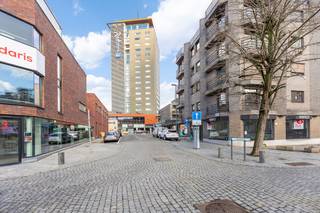 Vous recherchez un investissement immobilier intéressant ? Alors découvrez cet immeuble de placement situé à Capucienenstraat 17 à Hasselt. Il s'agit d'un immeuble de bureaux ou commercial situé au rez-de-chaussée qui est loué depuis longtemps et génère 1656,22€ de revenus locatifs chaque mois. Le bâtiment est situé dans le centre-ville de Hasselt et bénéficie d'une bonne visibilité à proximité du petit périphérique.L'immeuble de placement a été construit en 1980 et possède un score EPC avec un label C. La propriété dispose d'un chauffage électrique et de compteurs électriques séparés. La surface utile selon l'EPC est de 121 m². De plus, tout est autorisé et les documents pertinents sont disponibles sur notre site Web.Les avantages de cet immeuble de placement sont sa situation centrale à Hasselt, sa bonne visibilité, ses locations à long terme, ses compteurs électriques séparés et ses revenus locatifs mensuels de 1656,22€.Intéressé ? Alors contactez-nous rapidement pour plus d'informations ou pour voir ce bon investissement.Les documents pertinents sont également disponibles sur notre site Web www.dewaele.com