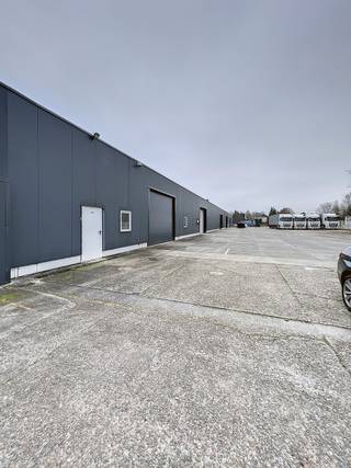 In dit KMO-park zijn verschillende opslagruimtes beschikbaar vanaf 500 m² met een vrije hoogte van 3,9 m.(alles onder camerabewaking)Elk magazijn is...