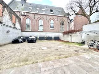 Te Gent zuid ligt dit appartement te huur op de eerste verdieping van deze kleinschalige residentie; Indeling: Leefruimte met open keuken; Badkamer met douche, wastafel met spiegel, schuifdeur naar toilet; hoek met aansluiting voor wasmachine; Slaapkamer; Ruim zonneterras, toegankelijk via de living alsook de slaapkamer; Vooraan is een geautomatiseerd hekken/ poort met doorrit voor normale personenwagen naar achtergelegen parkeerplaats; Overdekt fietsenrek voorzien alsook bergplaats; Epc 322/ D; Overal dubbele beglazing in kunststof; Cv via elektrische radiatoren en accumulatoren; Beschikbaar: onmiddellijk; Huurprijs en kosten: 775 EUR + 50 EUR per maand exclusief elektriciteit en water; Hoofdverblijfplaats/domicilie te vestigen; Huurwaarborg: 3 maanden; Kandidaatstelling kan enkel na persoonlijk bezoek ter plaatse; Info en bezoek: info@elet.immo met vermelding van naam en een mobiel nummer aub;