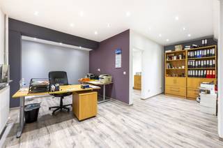 <p><span>Dit ruim gerenoveerd handelsgelijkvloers is gelegen op de Frank Craeybeckxlaan in Deurne en geniet zeer veel passage en visibiliteit. Het pand beschikt over naast de winkelruimte over een apart kantoor, keuken en toilet. </span></p><p><span> </span></p><p><span>Momenteel wordt het pand gebruikt als kantoorruimte. Het pand is niet verhuurd en is vrij bij akte. </span></p>