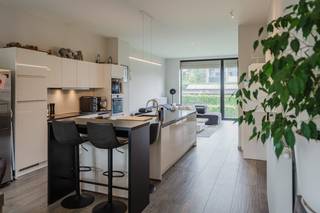 Dit <strong>unieke en instapklare loftappartement</strong>, gelegen in <strong>residentie Seymour Park</strong>, combineert de <strong>ruimtelijkheid </strong>en <strong>uitstraling van een woning</strong> <strong>met </strong>het <strong>comfort van een appartement</strong>. De <strong>bijzondere indeling</strong> over <strong>twee niveaus</strong> zorgt voor een <strong>aangename woonbeleving</strong> en een <strong>optimaal ruimtegevoel</strong>. De <strong>residentie </strong>is bovendien <strong>volledig afgesloten</strong> en toegankelijk via een <strong>automatische toegangspoort</strong>.<br /><br />De <strong>leefruimte </strong>en de <strong>volledig uitgeruste open keuken</strong> bevinden zich op het <strong>bovenste niveau</strong>. De <strong>open indeling</strong>, <strong>de plafondhoogtes</strong> en <strong>grote raampartijen</strong> <strong>versterken </strong>het karakteristieke <strong>loftgevoel </strong>en zorgen voor veel <strong>lichtinval</strong>. <strong>Vanuit de leefruimte</strong> is er enerzijds <strong>toegang tot</strong> het <strong>terras van 17 m²</strong> en <strong>anderzijds tot</strong> de <strong>privatieve tuin van 37 m².</strong><br /><br />Op het <strong>onderste niveau</strong> bevinden zich <strong>drie volwaardige slaapkamers</strong>, een <strong>afzonderlijke douchekamer</strong>, een <strong>ruime berging met wasplaats, een gastentoilet</strong> en een <strong>badkamer </strong>uitgerust <strong>met een ligbad</strong>, <strong>dubbele wastafel en toilet</strong>. Dankzij de <strong>aanwezige raampartijen</strong> genieten ook deze ruimtes van <strong>natuurlijk daglicht</strong>. De <strong>gedeeltelijke ligging onder het maaiveld</strong> biedt bovendien een <strong>aangenaam en stabiel binnenklimaat</strong>, wat <strong>tijdens de warmere zomermaanden</strong>, alsook tijdens de <strong>koude wintermaanden</strong> een <strong>bijkomende troef</strong> vormt.<br /><br /><strong>Beide verdiepingen</strong> zijn zowel bereikbaar via de <strong>interne trap</strong> <strong>alsook </strong>met de <strong>lift</strong>, wat bijdraagt aan het <strong>gebruikscomfort en </strong>de <strong>toegankelijkheid van het appartement</strong>.<br />Daarnaast beschikt de residentie over een <strong>gemeenschappelijke fietsenberging</strong>, een verwarmd <strong>gemeenschappelijk zwembad</strong> en een <strong>piekfijne verzorgde gemeenschappelijke tuin</strong>.<br />De <strong>aankoop van een autostaanplaats onder de carport</strong> is <strong>gekoppeld aan</strong> de <strong>verkoop </strong>van de <strong>loft </strong>en <strong>bedraagt € 15.000</strong> (KI: € 40).<br />Daarnaast bestaat de <strong>mogelijkheid tot aankoop</strong> van een <strong>garagebox</strong>, gelegen op <strong>ongeveer 100 meter van de residentie</strong>.<br /><br /><strong>Kortom</strong>, een <strong>bijzonder woonaanbod</strong> voor wie op zoek is naar een <strong>eigendom met een eigen karakter</strong>, waar de <strong>ruimtelijkheid en het wooncomfort</strong> van een woning worden <strong>gecombineerd met</strong> de <strong>praktische voordelen</strong> <strong>van een appartement</strong>.<br /><br />Interesse? Contacteer:<br />Matthis: +32 477 804 350 - <u><strong>matthis@dekeyser.immo</strong></u><br />Leopold: +32 499 618 354 -<u><strong> leopold@dekeyser.immo</strong></u>