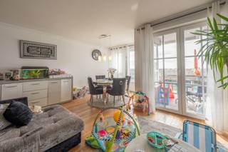 Appartement bien situé au Rederskaai à Zeebrugge. Appartement non-meublé avec le living avec cuisine ouverte, débarras, 2 chambres à coucher, la salle de bains. L'appartement est impécable, living avec parquet, vue magnifique au port de plaisance. Provision € 50/mois, possibilité de louer le parking à € 75/mois.