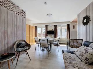 Ruime en lichtrijke studio gelegen op de tweede verdieping (zonder lift) van een kleinschalige residentie nabij het strand alsook het natuurgebied. De studio bestaat uit: inkomhal, badkamer, living met eetkamer, slaaphoek, keuken en ruime private kelder. Op wandelafstand van het centrum van Koksijde en Sint-Idesbald. Ref. Enkele foto's in deze publicatie werden digitaal ingericht aan de hand van virtuele home staging (renders). Deze beelden dienen uitsluitend ter illustratie van de inrichtingsmogelijkheden en zijn niet bindend of contractueel. Ref. Sunhome 0201