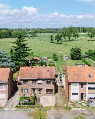 <p><span>SINT-NIKLAAS</span><span> - Aan de rand van Sint-Niklaas, nabij Nieuwkerken-Waas, bevindt zich deze charmante halfopen woning. Dankzij de vlotte verbinding via de F4-fietssnelweg en de stations van Sint-Niklaas en Nieuwkerken-Waas geniet u van een uitstekende bereikbaarheid. </span></p><p><span>De rustige ligging in een éénrichtingsstraat, omgeven door velden, zorgt voor een aangename en landelijke woonomgeving. </span></p><p><span> </span></p><p><span>Enkele troeven op een rij: </span></p><ul><li><span>Instapklare woning met recente keuken en gerenoveerde badkamer</span></li><li><span>Lichtrijke leefruimtes en degelijke constructie </span></li><li><span>Diepe tuin met vrij uitzicht over de velden</span></li><li><span>Ruime bergmogelijkheden dankzij kelder, zolders en garage</span></li><li><span>Rustige ligging met vlotte verbinding naar Sint-Niklaas en Nieuwkerken-Waas</span></li></ul><p><span> </span></p><p><span>De indeling gaat als volgt: </span></p><p><span> </span></p><p><span>Gelijkvloers: </span></p><p><span>Ruime inkomhal met authentieke uitstraling en trap naar de verdieping. De lichtrijke leefruimte beschikt over grote raampartijen en een inbouwcassette voor extra gezelligheid. Verder vindt u een ruime keuken, een praktische berging met toilet en toegang tot de zolderverdieping. </span></p><p><span>Eerste verdieping:</span></p><p><span>Nachthal met toegang tot drie volwaardige slaapkamers en een gerenoveerde badkamer, uitgerust met douche, toilet en lavabo.</span></p><p><span> </span></p><p><span>Zolder:</span></p><p><span>Via een uitschuifbare trap bereikt u de ingerichte zolderkamer. Deze ruimte leent zich perfect als hobbykamer, bureau of kan mits verdere inrichting dienst doen als extra slaapkamer. </span></p><p><span> </span></p><p><span>Kelder:</span></p><p><span>Handige kelderruimte, ideaal voor stockage en extra bergruimte. </span></p><p><span> </span></p><p><span>Tuin en buitenruimte:</span></p><p><span>Aansluitend aan de keuken bevindt zich een overdekt terras. Verder beschikt de woning over een ruime garage, een oprit voor drie wagens, een diepe tuin met serre en een prachtig uitzicht op de achterliggende velden. </span></p><p><span> </span></p><p><span>De woning werd door de huidige eigenaar zorgvuldig opgefrist en is onmiddellijk bewoonbaar. Er is op heden geen renovatieverplichting. Wel is via onze website een renovatierapport beschikbaar, zodat u een inschatting kunt maken van eventuele toekomstige werken. </span></p><p><span> </span></p><p><span>Meer weten? Neem alvast contact op met Axel Lenaerts makelaars of plan een bezoek in via onze website. </span></p>