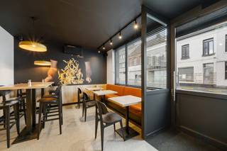 Bent u op zoek naar een rendabele zaak waar u onmiddellijk aan de slag kan? Deze uitstekend draaiende frituur, volledig vernieuwd in 2023, biedt een unieke kans voor zelfstandigen die willen investeren in een stabiele en winstgevende activiteit. De zaak geniet een sterke reputatie, een vaste klantenbasis en mooie, aantoonbare cijfers.<br /><br />Het handelsgedeelte op het gelijkvloers is volledig gerenoveerd in 2023, waardoor u zonder bijkomende investeringen kan opstarten. Dankzij de centrale ligging en goede visibiliteit profiteert u hier dagelijks van een vlotte passage. De huidige uitbating toont duidelijk het commerciële potentieel van deze locatie. Frituur overdracht in aandelen. <br /><br />Hoewel het pand polyvalent inzetbaar is voor andere activiteiten, is dit bij uitstek dé ideale opportuniteit voor wie een frituur wil verderzetten en onmiddellijk wil renderen.<br /><br />Boven de handelsruimte bevindt zich een ruim en verzorgd duplex appartement. De woonst beschikt over een lichtrijke leefruimte, een geïnstalleerde keuken, drie volwaardige slaapkamers, een vernieuwde badkamer en een ruim terras. Perfect om wonen en werken te combineren, of als extra verhuurmogelijkheid.<br /><br />Troeven: succesvolle frituur met bewezen omzetcijfers, volledig vernieuwd handelsgedeelte (2023), instapklaar, centrale ligging, ruim duplex appartement met terras, conforme elektriciteit en gunstig epc. <br /><br />Een rendabele zaak met woonst op toplocatie, klaar voor een nieuwe uitbater om dit succesverhaal verder te zetten.<br /><br />Interesse? feline@immobeguin.be