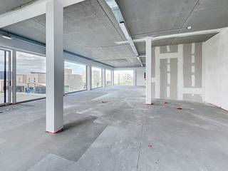 In het prestigieuze nieuwbouwproject Groenloo, gelegen op de voormalige Kodaksite in Vilvoorde, bieden wij nog 5 moderne kantoorruimtes te huur aan. Deze unieke locatie combineert een vlotte bereikbaarheid met een groene, hedendaagse werkomgeving.Kenmerken:- Oppervlakte: 187,67 m²- Huurprijs: € 1.876,7 / maand- Casco oplevering: volledige vrijheid om de ruimte naar eigen smaak en noden in te richten- Moderne nieuwbouw met kwalitatieve uitstraling- Gelegen in een dynamische en groeiende omgevingDaarnaast zijn er ook nog:- Staanplaatsen beschikbaar- Bergingen te huurDankzij de strategische ligging nabij belangrijke invalswegen en het centrum van Vilvoorde, is deze locatie ideaal voor ondernemingen die op zoek zijn naar een professionele en vlot bereikbare uitvalsbasis.Troeven:- Nieuwbouwproject met moderne architectuur- Flexibele invulling (casco)- Parkeermogelijkheden en extra opslagruimte- Aantrekkelijke en groene omgevingInteresse? Neem vandaag nog contact op voor meer informatie of een bezichtiging en ontdek de mogelijkheden van uw toekomstige kantoor in Groenloo!