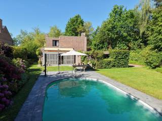 <p><span>In een van de meest exclusieve straten van Hasselt bevindt zich deze karaktervolle villa uit 1975, gelegen op een perceel van maar liefst ±24are42. De woning onderscheidt zich door haar moderne architectuur en uitzonderlijk potentieel. Ideaal voor wie op zoek is naar een stijlvolle renovatie op een toplocatie! </span></p><p><span> </span></p><p><span>Bij het betreden van de woning komt u terecht in een ruime inkomhal met vestiaire en gastentoilet. Aansluitend bevindt zich een afzonderlijke bureauruimte, ideaal voor thuiswerk of een vrij beroep. De leefruimte werd ontworpen met oog voor sfeer en omvat een zithoek, een gezellige zitkuil met houthaard, een eetplaats en een ruime leefkeuken. Verder biedt de lichtrijke tuinkamer een aangenaam contact met de tuin en het omliggende groen.</span></p><p><span> </span></p><p><span>Op het gelijkvloers bevinden zich daarnaast een praktische zij-ingang, een polyvalente ruimte die perfect kan dienen als hobbyruimte of koele berging, evenals twee inpandige garages waarvan één momenteel ingericht werd als wasplaats.</span></p><p><span> </span></p><p><span>De verdieping beschikt over een ruime, lichtrijke overloop die toegang geeft tot vier volwaardige slaapkamers, waarvan twee voorzien zijn van een wastafel. Twee slaapkamers hebben bovendien toegang tot een privéterras. De badkamer is uitgerust met een ligbad, douche, bidet en dubbele wastafel. Verder is er een apart toilet en een praktische linnenkast.</span></p><p><span> </span></p><p><span>Ook de kelderverdieping biedt bijzonder veel ruimte en functionaliteit met onder meer een wijnkelder, voorraadkelder, bergingen en technische ruimtes.</span></p><p><span> </span></p><p><span>De volwassen tuin met volgroeide bomen vormt een oase van rust en biedt een prachtig zicht. Privacy gegarandeerd! Verder is er een verwarmd zwembad op warmtepomp. </span></p><p><span> </span></p><p><span>Een unieke eigendom voor wie op zoek is naar ruimte, privacy en architecturale charme op een absolute toplocatie in Hasselt.</span></p><p><span> </span></p><p><span>Extra’s: volledig vergund, afzelia houten ramen met dubbele beglazing, zonnescreens, gescheiden riolering, kruipkelder, ...</span></p><p><span>Breedte perceel op bouwlijn: ±24m</span></p><p><span> </span></p>